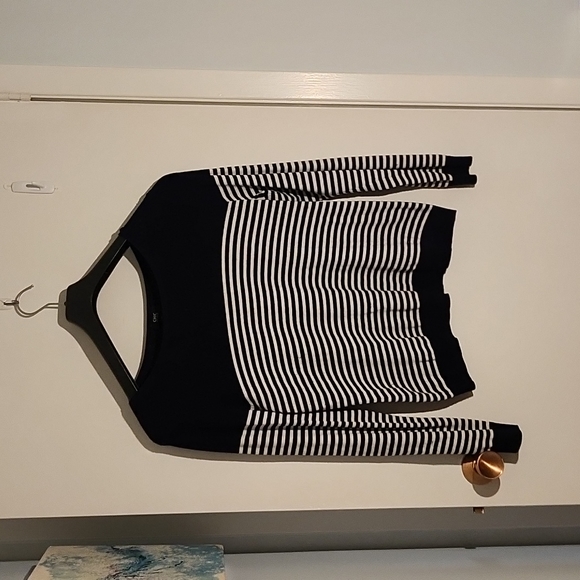 CHIC Sweater - Picture 1 of 2